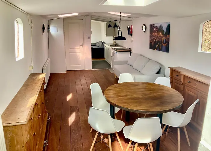 Botel On Boat, Privat Pier, Free Parking Praag